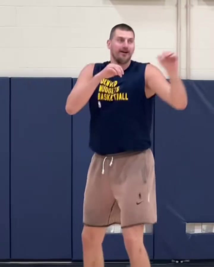 必须得颠两下足球努力训练的约基奇熟悉的高位策应