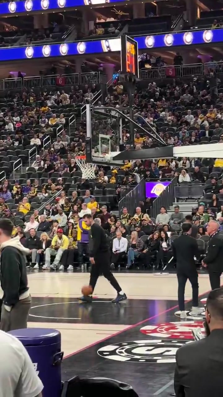 场下观战手痒啊暂停期间东契奇跑上场偷练花式打板投篮