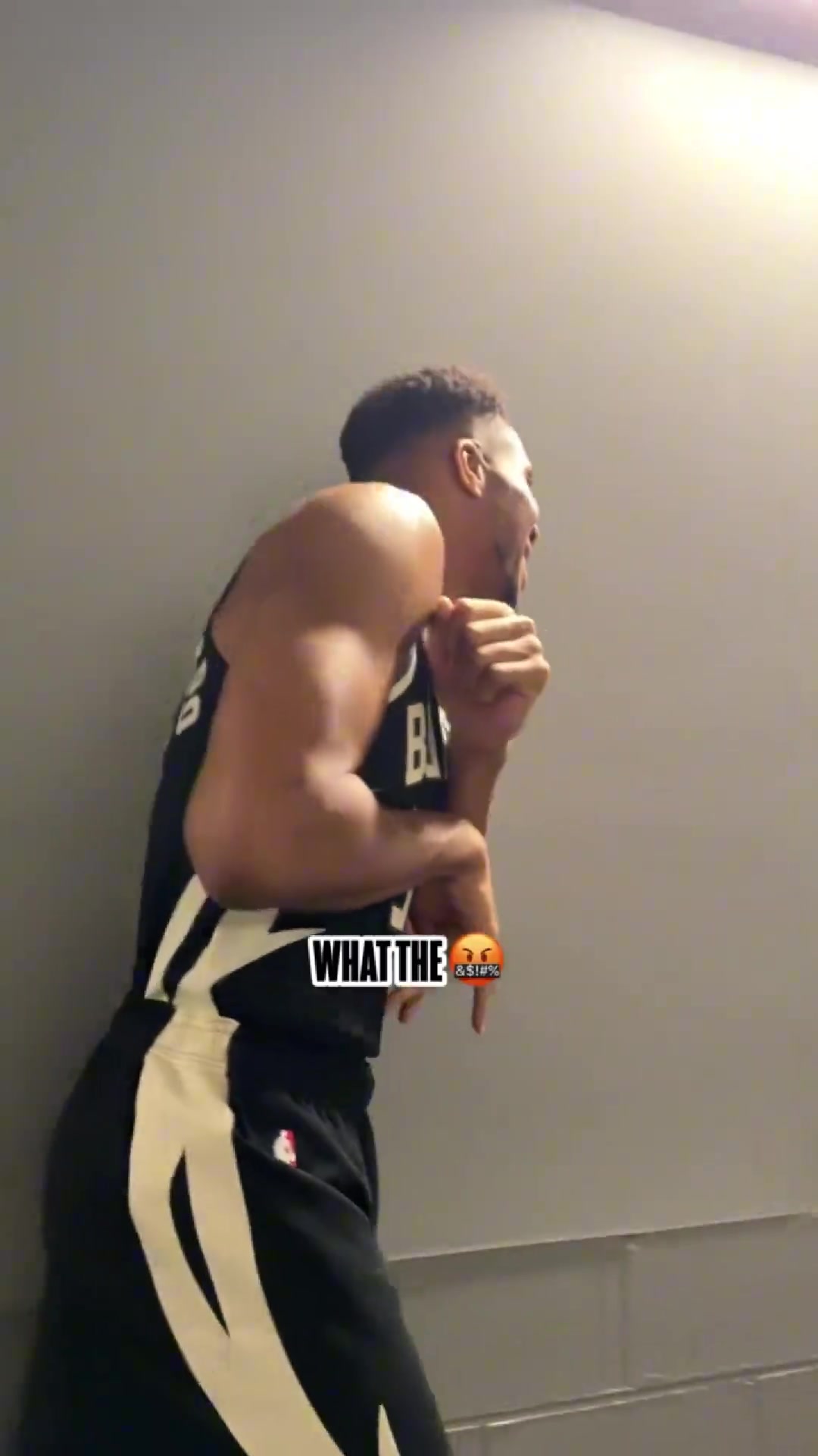 雄鹿谁胆子最小波蒂斯那么凶居然都被吓到了